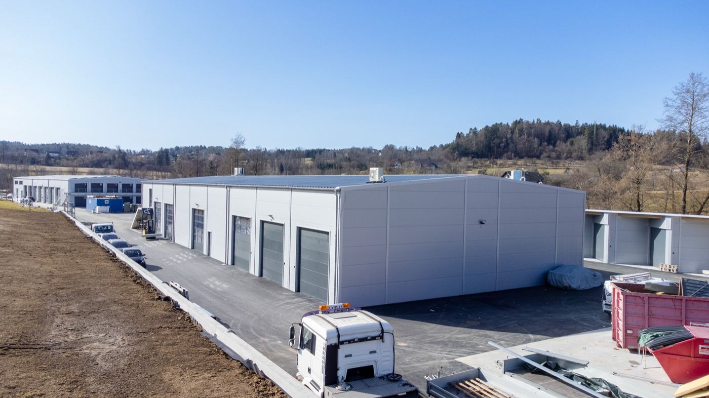 Landgaragen — Gewerbehalle mit Photovoltaikanlage — Ansicht 2