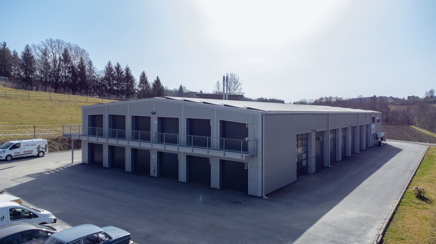 Landgaragen — Gewerbehalle mit Photovoltaikanlage — Ansicht 3