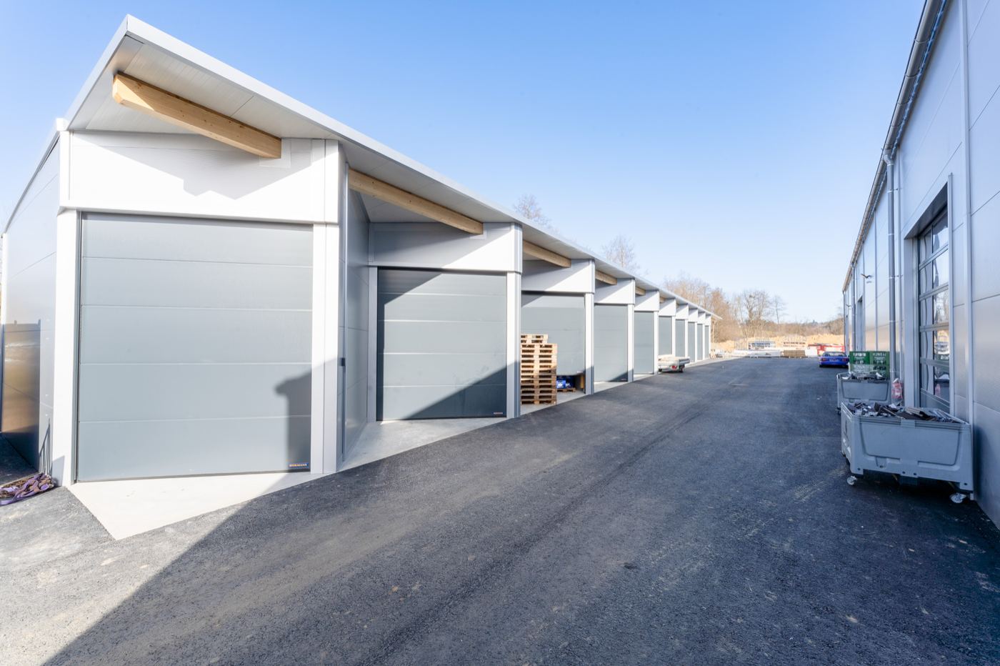 Landgaragen — Gewerbehalle mit Photovoltaikanlage — Ansicht 4