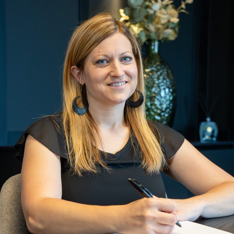 Stefanie Eibinger bei der Arbeit am Schreibtisch