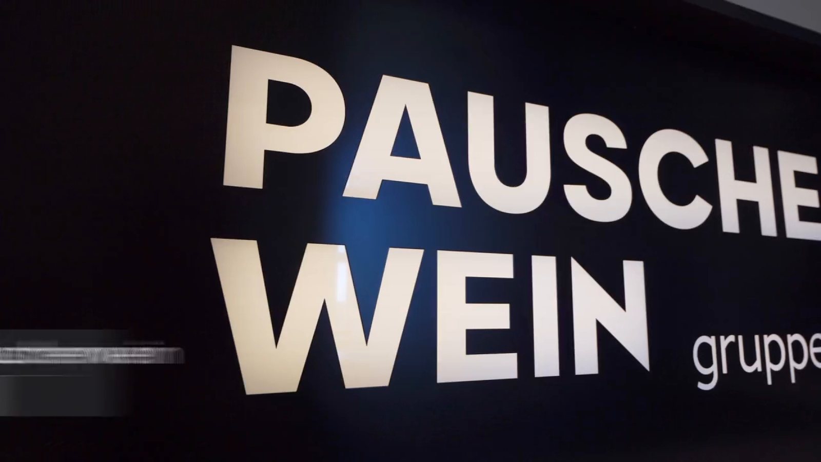 Imagevideo der PAUSCHENWEIN gruppe – Schriftzug PAUSCHENWEIN gruppe an der Wand